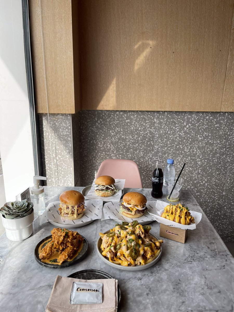 7_sh23's tweet photo. •مطعم كومن| Common📌🍔
@common_ksa 

-مطعم متخصص بالبرقر الدجاج واللحم اكلهم لذيذ .. يتحضر الخبز عندهم بشكل يومي ويتميزون بساندوتش البريوش ... شي لذيذ 😋🍔

-المطعم براند سعودي 100% ومايحتاج حجز مسبق فقط عن طريق تطبيق ريكيو او الطلب عن طريق تطبيق مرسول، جاهز، ذاشيفز https://t.co/KPEd0DdphU