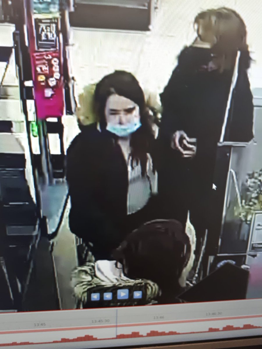 EveshamCops's tweet photo. If anybody knows this lady, who was in Home Bargains yesterday at around 13:30, please can you ask her to call 07811973529. We may have a little present for you, to cheer your Christmas up. #HoHoHo @homebargains @WMerciaPolice https://t.co/3nlP9Ga4GO