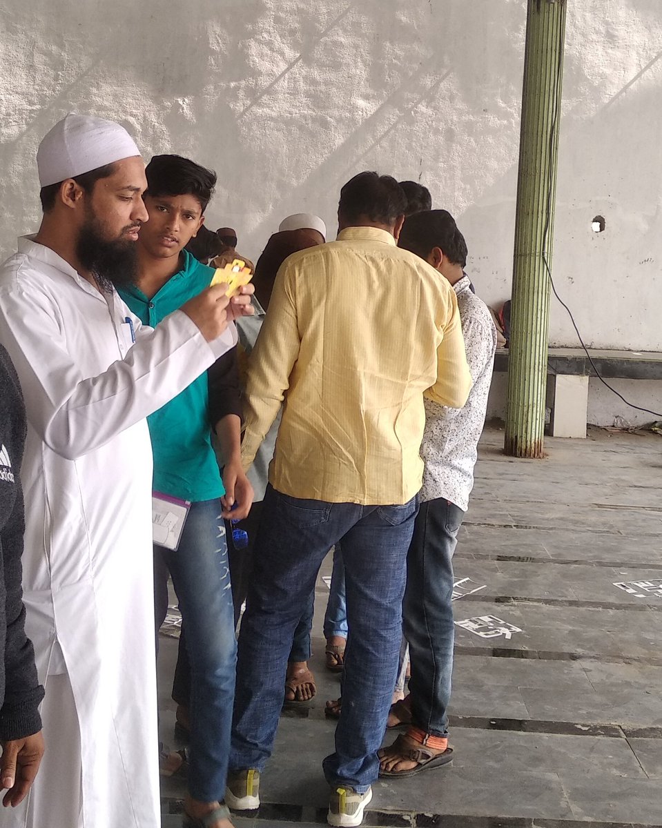 Edurafi's tweet photo. Joy of holding a microscope for d 1st time can be seen on students faces. Students n teachers of Khan Abdul Gaffar Khan Urdu High school Manwat, Parbhani (Maharashtra) learnt to assemble n use Foldscope. 2maro they'll go on nature walk n observe. #scicomm #science #sciencetwitter https://t.co/OnheHfcdPw