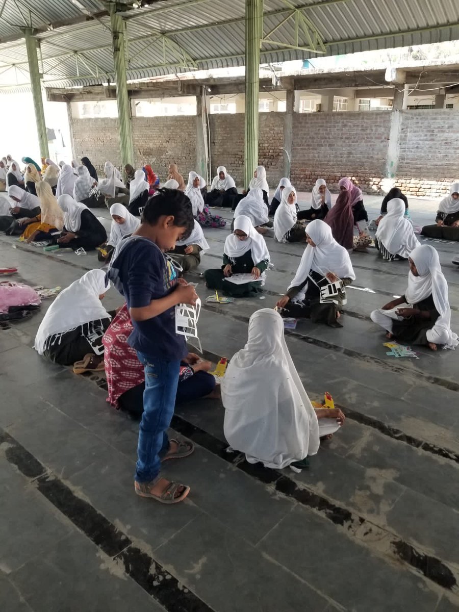 Edurafi's tweet photo. Joy of holding a microscope for d 1st time can be seen on students faces. Students n teachers of Khan Abdul Gaffar Khan Urdu High school Manwat, Parbhani (Maharashtra) learnt to assemble n use Foldscope. 2maro they'll go on nature walk n observe. #scicomm #science #sciencetwitter https://t.co/OnheHfcdPw