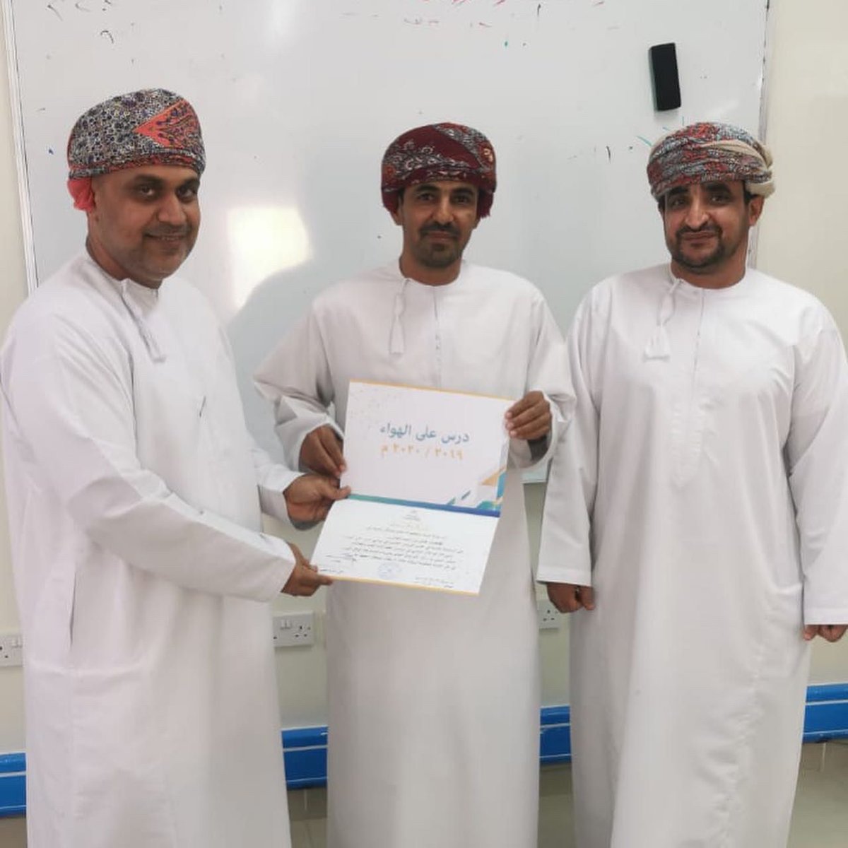 تسليم شهادة تقدير مقدمة من وزارة التربية والتعليم للأستاذ المبدع طلال بن أحمد الجابري ( معلم أول دراسات إجتماعية بالمدرسة )وذلك على جهوده الكبيرة و مشاركته الفاعلة في إنتاج المحتوى التعليمي في المنصة التعليمية الإلكترونية ودرس على الهواء.
#فعاليات_تعليمية_مسقط
#مدارسنا_آمنة