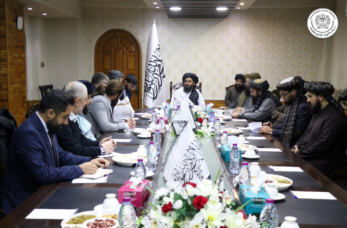 FDPM_AFG's tweet photo. ۱/۲:
د ریاست الوزراء لومړي مرستیال ملا عبدالغني برادر اخوند نن په خپل کاري دفتر کې د ترکيې هیواد د تجارانو او پانګوالو له راغلي هیئت سره وکتل. ترکي پانګوالو وویل، دوی چمتو دي چې په افغانستان کې د لویو زیربنايي پروژو د بیا پيل، د کانونو په استخراج او نورو اساسي برخو کې پانګونه https://t.co/hOmXhXhZiU
