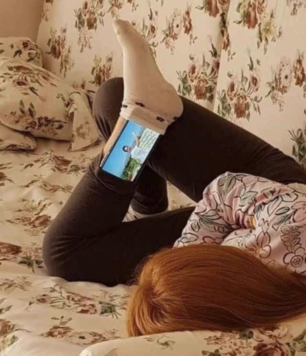 手を使わずにスマホを見る方法？！どこも傷めずに見ていられるのか…？！