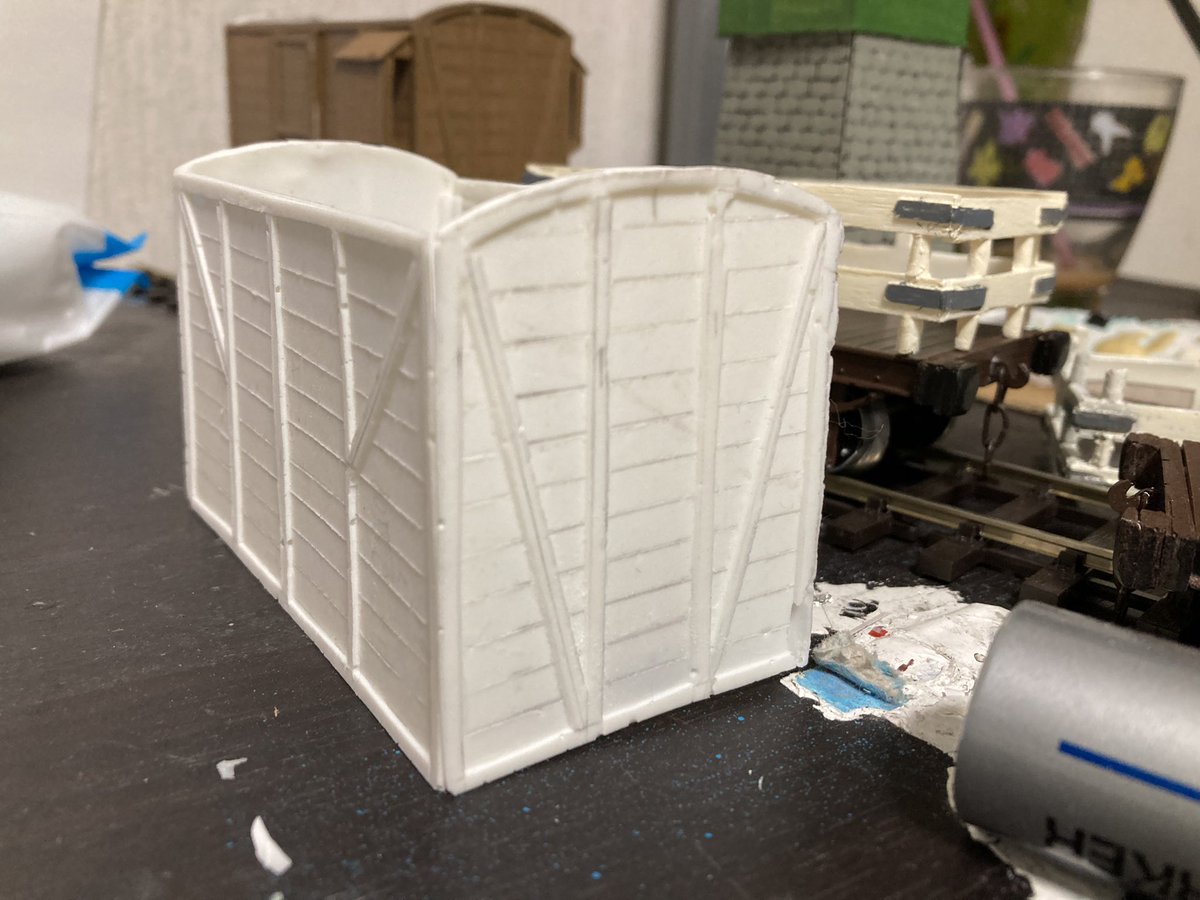 O Narrow Gauge Railway 
Brake van

Oゲージ ブレーキ車 完成

側面を紙で原型として作り、レジンで複製。ドアや覗きも紙製。
ドアはひっつきで固定しているので、位置も変えられます。