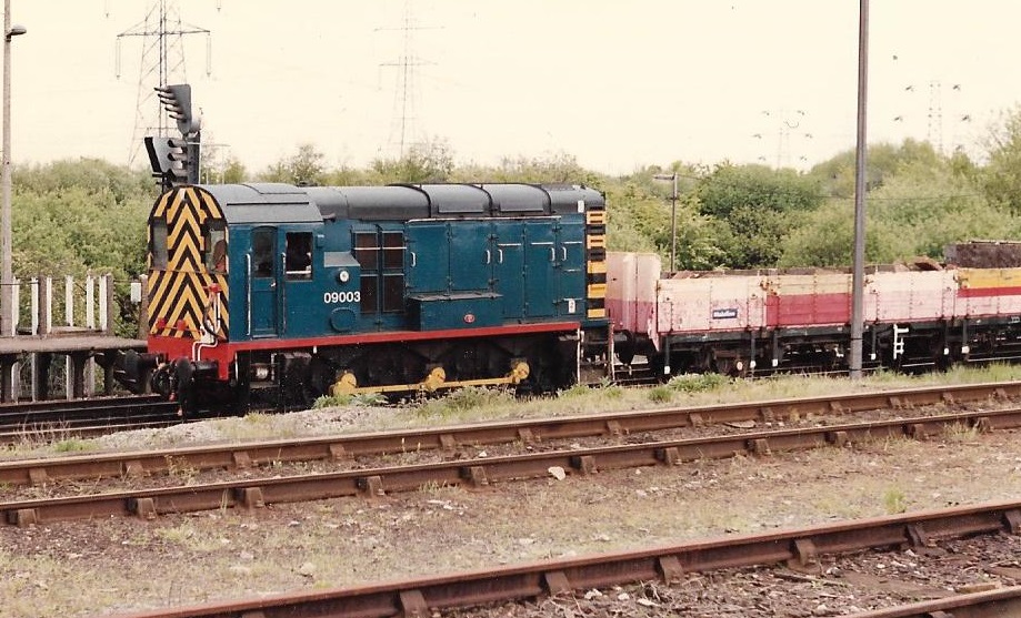 SalopianLyne's tweet image. Hoo Junction 23rd May 1996
British Rail Class 09 diesel shunter 09003 moving some engineer's OBA Bass wagons in the sidings. British Rail Blue livery with Black roof and Red buffer beams and solebars.
#BritishRail #Class09 #HooJunction #trainspotting #BRBlue #Shunter #wagons 🤓