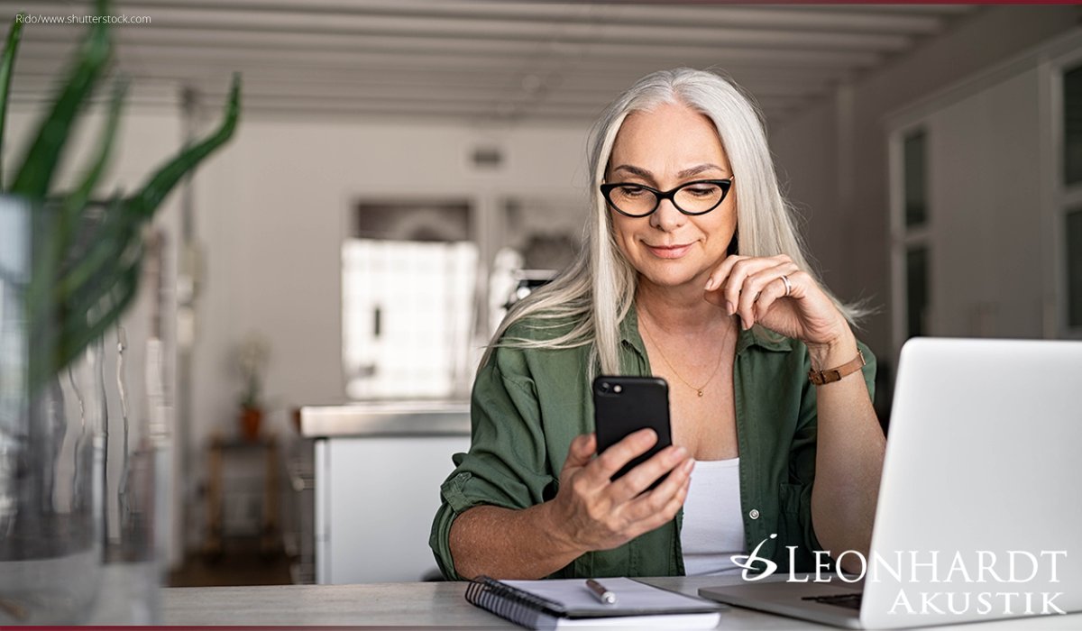 Einen wichtigen Grund für mehr Komfort bei modernen Hörgeräten verrät uns unser Hör-Experte H. Leonhardt: Viele Hörgeräte lassen sich heute mit dem Handy koppeln. Man kann sie dann über eine App steuern. Je nach Situation lassen sich Lautstärke und individuelle Programme steuern.