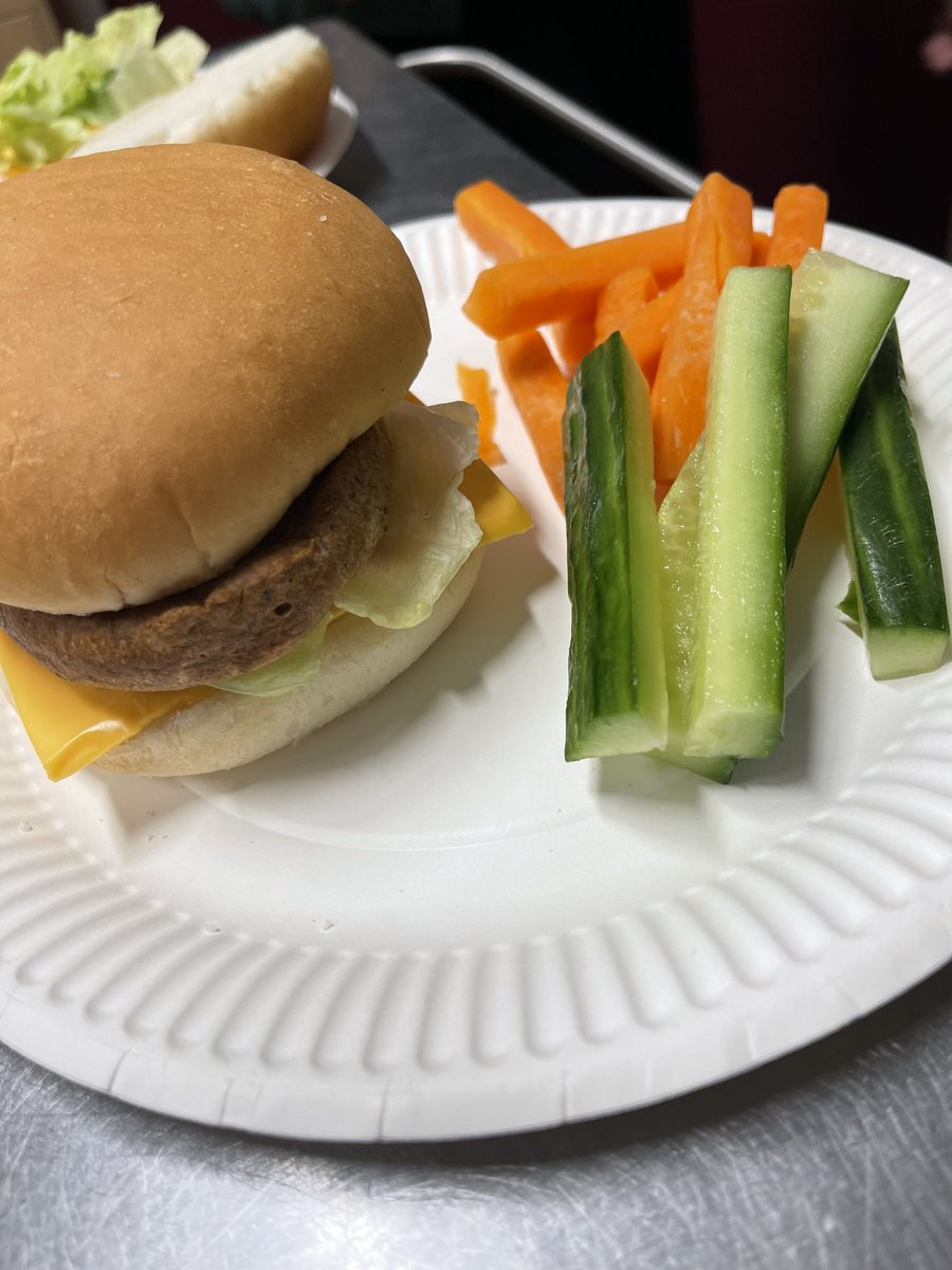 SurpriseRainbow's tweet photo. Our yummy lunch today grilled chicken burger with veggie chips. #haf @RuthDenton16 @MCRActive @MCCCrumpsall #freelunch #letsplaycrumpsall #decemberplay https://t.co/e9PRB8TPez