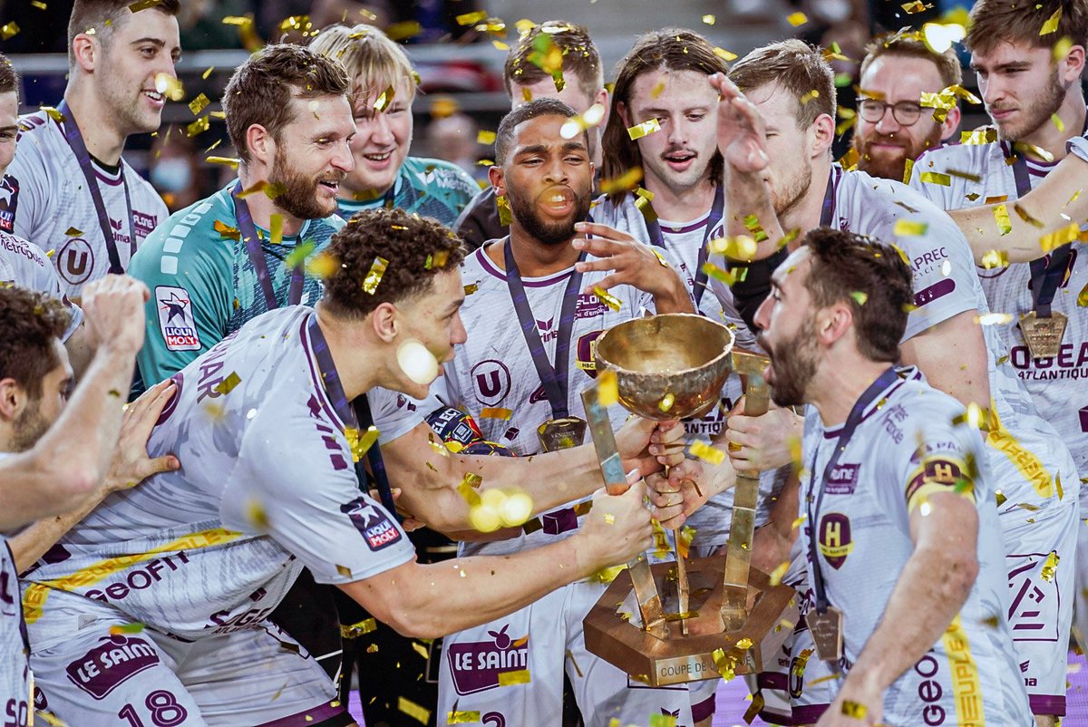 HBCNantes's tweet photo. 🏆 &amp; 🎉

#Final4CDL https://t.co/rcfCTcgU4v