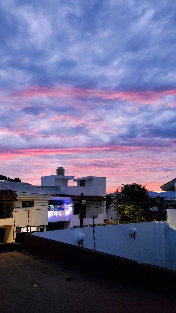 karlamkt's tweet photo. Y entre otras cosas, que bonito atardecer el de ayer. Veamos qué tal estará el de hoy.. 
#BuenosDias https://t.co/UvUmPKTN8i