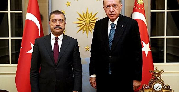 kaparoz's tweet photo. Piyasaları Nas Suresiyle açtım
Ekonomi batmış dediler şaştım
Kendi sesimi duymak için radyoyu açtım:
Faiz sebep enflasyon neticedir

Dolar isterse yüz lira olsun
Fahrettin’e söyleyin de bana bir çay koysun
Sahi bu ayın Merkez Bankası Başkanı kim olsun?
https://t.co/BUp0xjHMM5 https://t.co/gNQY8vJ5Pe