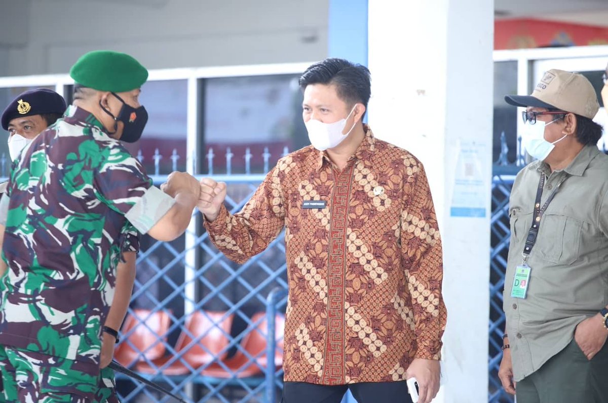 audypangemanan's tweet photo. Kalo di Manado ada Bandar Udara, disini ada Pelabuhan Laut. Sama-sama 'spesial'. Internasional !
Saat ini pun semakin ditingkatkan pelayanannya. 
Sebagai Gerbang Indonesia di Asia Pasifik, Sebagai 'International Hub Port', sebagai 'Tol Laut Nusantara' dan banyak julukan lainnya. https://t.co/QzI365pD8u