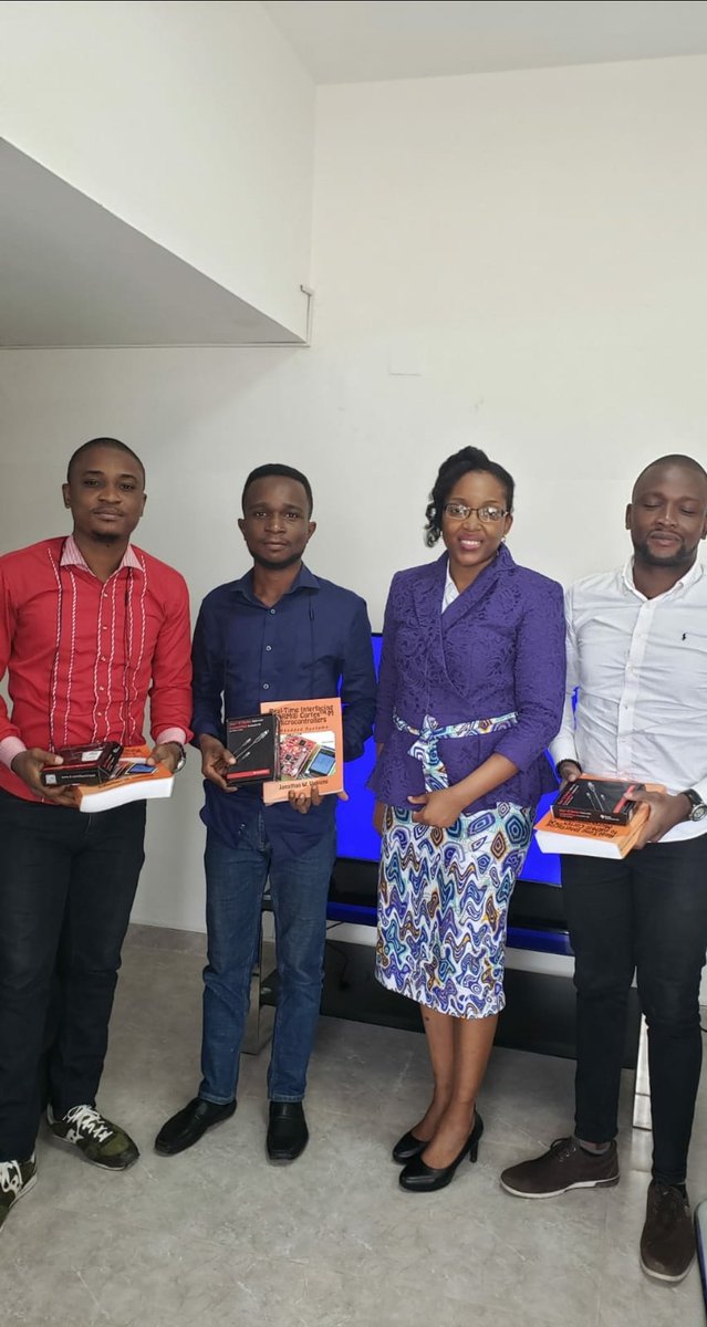 stemdrc's tweet image. La fac de polytechnique a 1 nouveau Prof. Dr @NgalulaPe a donne son cours "Informatique Temps Reel" aux etudiants de l'#UNIKIN qui font la maitrise en Informatique.Chaque etudiant a recu Un kit a programmer et un Ouvrage qui developpe la matiere qui sera traitee.
 @butondonzangi