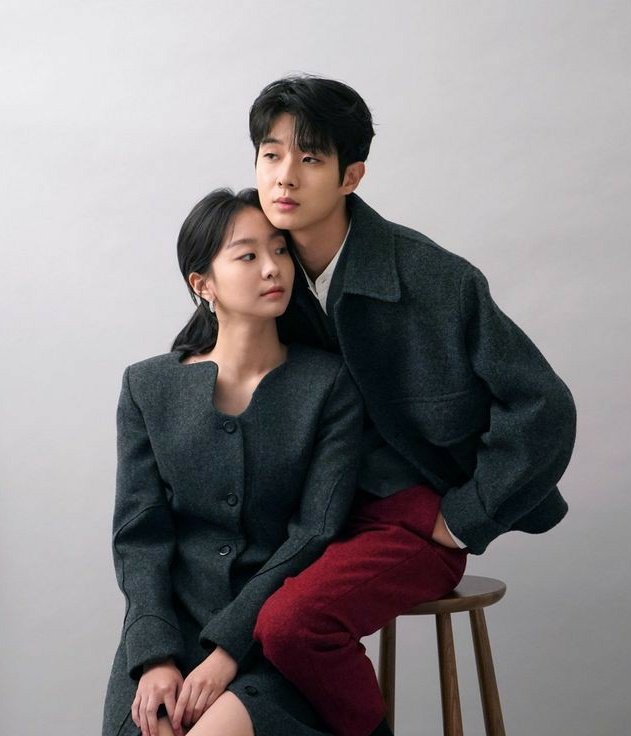 kdramathoughts_'s tweet photo. obsessed with this pairing 💛 https://t.co/8cu9qgyWwr