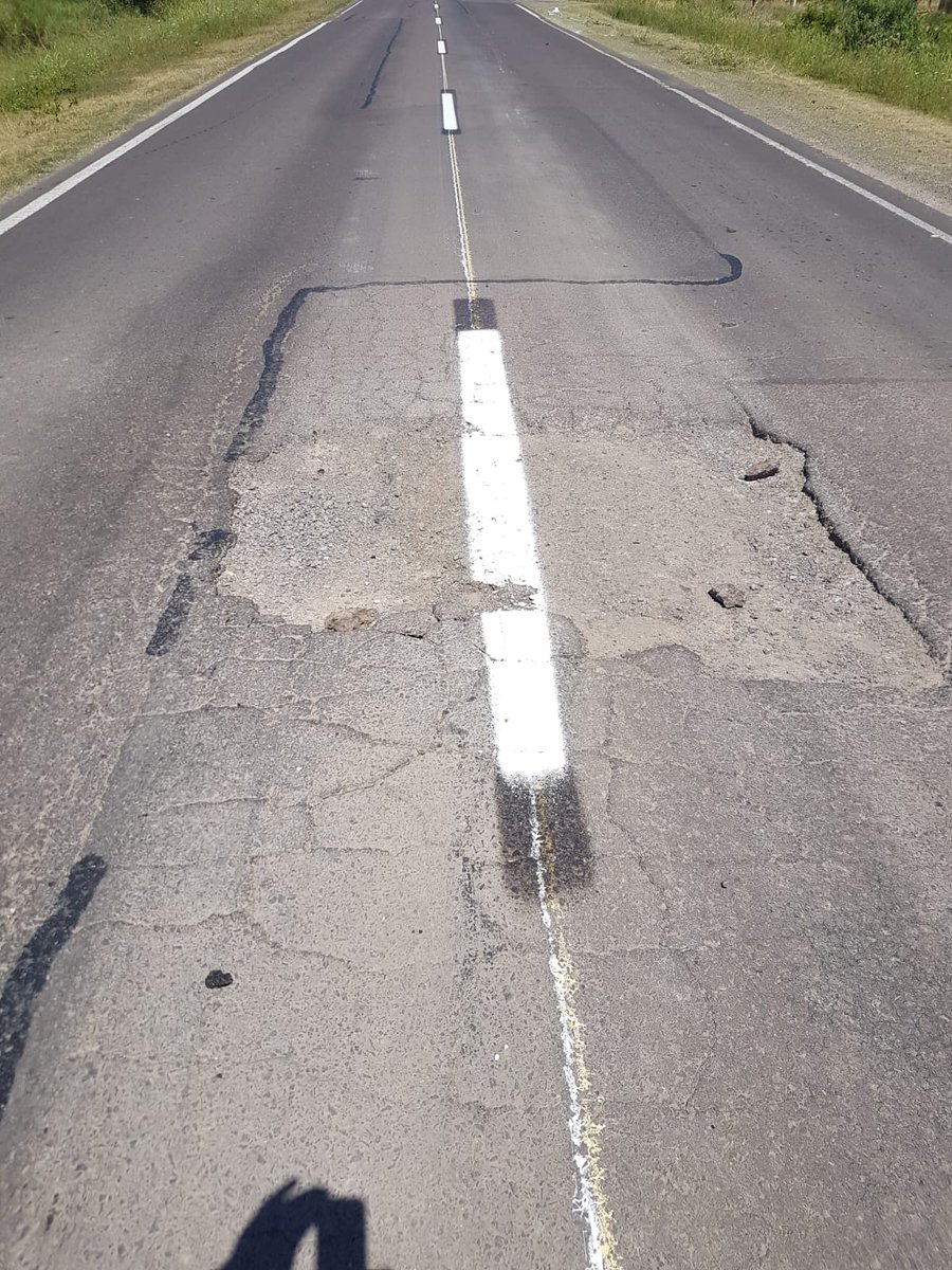 vprandina's tweet photo. De no creer. Todo a medias...aún con un enorme bache pintan la Ruta 40 S en Reconquista. https://t.co/RtUiDhcSTx