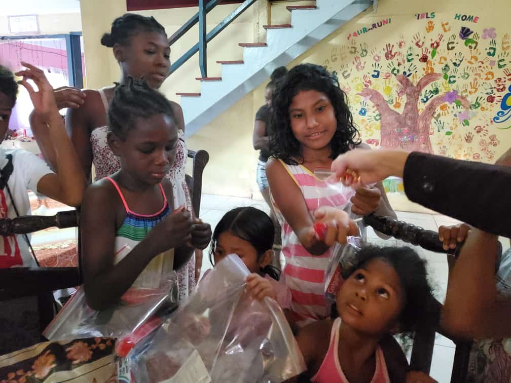 HFGuyana's tweet photo. Humanity First Guyana in Linden distributed 40 care kits among children and orphanage centers. #HumanityFirst #HumanityFirstGuyana #HumaityFirstLinden #WeCareforothers https://t.co/iAO1eT11Kr