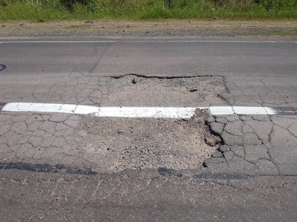 vprandina's tweet photo. De no creer. Todo a medias...aún con un enorme bache pintan la Ruta 40 S en Reconquista. https://t.co/RtUiDhcSTx