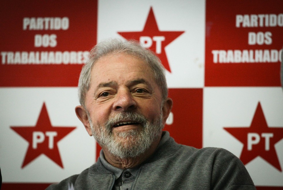 g1's tweet photo. Lula é melhor presidente da história para 51%, e Bolsonaro o pior para 48%, aponta Datafolha https://t.co/W1lxhJMN0c #g1 https://t.co/aE4rtrriWv