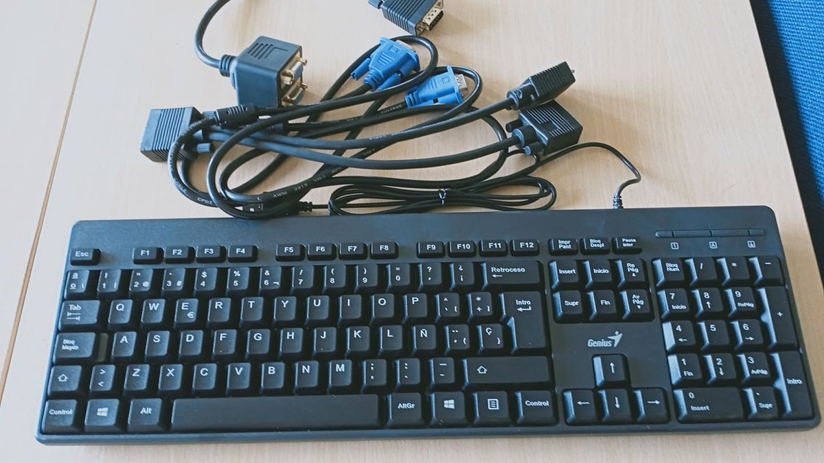 InfMARIANITA's tweet photo. Agradecemos al Ing Leonel Coello Presidente del Gad Santa Marianita de Jesús y a sus compañeros vocales por ayudar con el arreglo de los equipos cambiando los discos duros y con la donación de 
1 Teclado
1 cable VGA
1 cable adaptador para el proyector https://t.co/HXw8lR5rPC