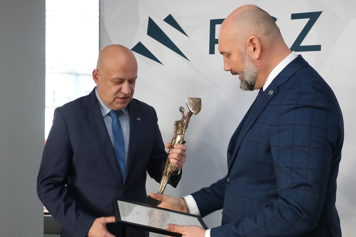 AUTOSANsp's tweet photo. @PGZ_pl zadbała o to, aby Spółki, producenci elementów systemu #Wisła – kołowych platform specjalnych wraz z przyczepą logistyczną – wyróżnionych nagrodą #DEFENDER 2021, otrzymały swój egzemplarz statuetki. Wręczenie statuetek dla #AUTOSAN, #JELCZ oraz #WZU odbyło się w PGZ S.A. https://t.co/7K5w6fDFSt