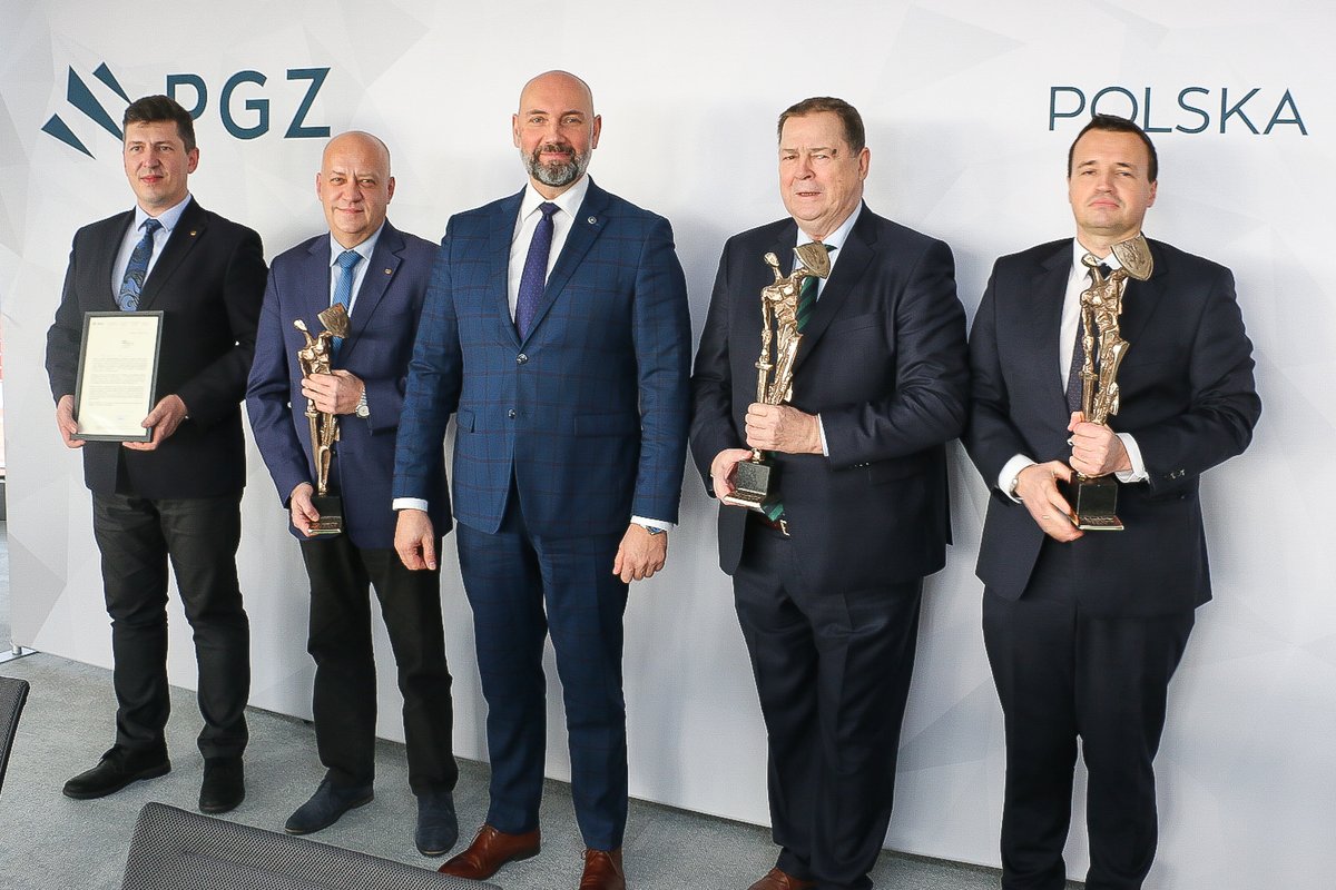 AUTOSANsp's tweet photo. @PGZ_pl zadbała o to, aby Spółki, producenci elementów systemu #Wisła – kołowych platform specjalnych wraz z przyczepą logistyczną – wyróżnionych nagrodą #DEFENDER 2021, otrzymały swój egzemplarz statuetki. Wręczenie statuetek dla #AUTOSAN, #JELCZ oraz #WZU odbyło się w PGZ S.A. https://t.co/7K5w6fDFSt
