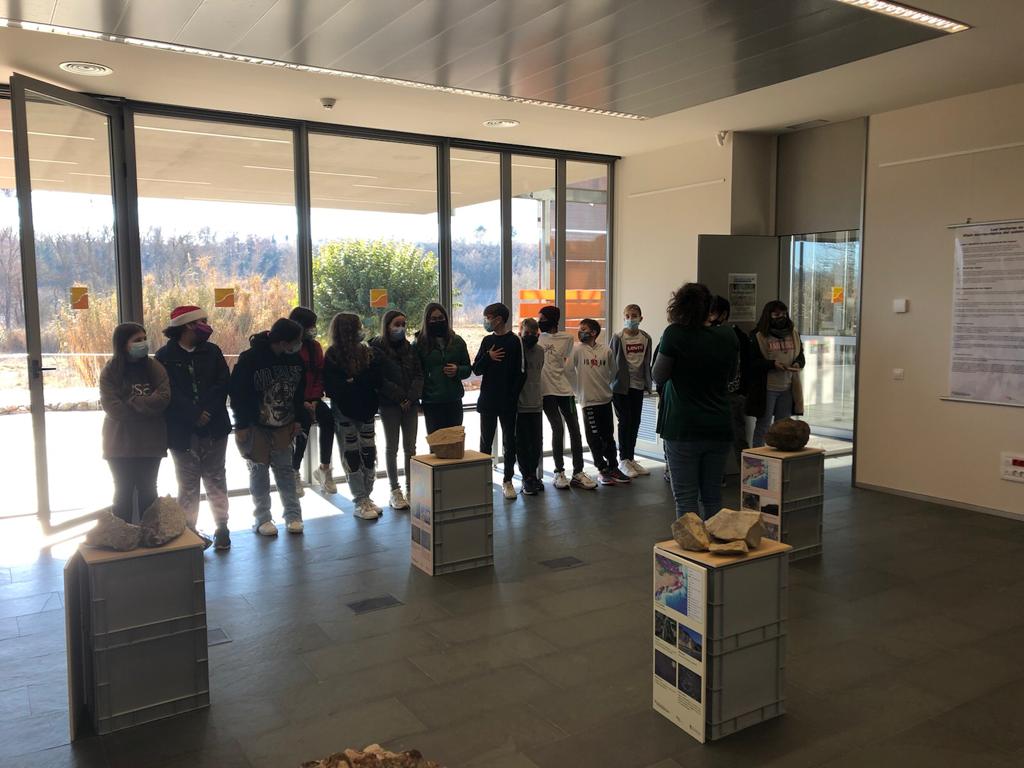 ins_tremp's tweet photo. 🖼️ L'alumnat de Biologia i Geologia de 1r d'ESO i de 4t d'ESO ha visitat l'exposició "La textura de les roques".  
Ens ha agradat molt!

#INSTremp #1rESO #4tESO #BiologiaGeologia #ICGcat https://t.co/0o4zliAyN4