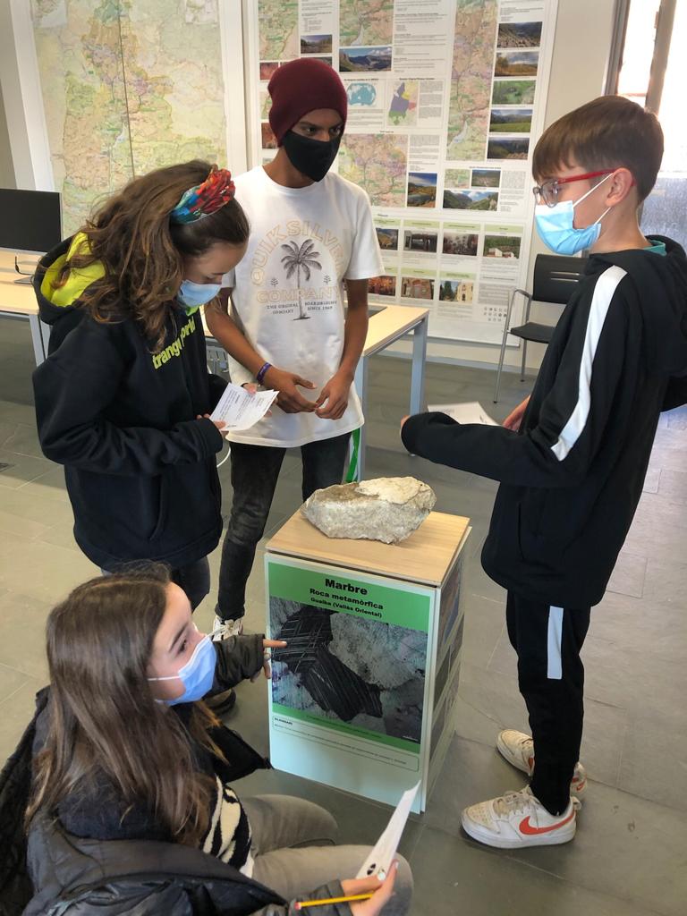 ins_tremp's tweet photo. 🖼️ L'alumnat de Biologia i Geologia de 1r d'ESO i de 4t d'ESO ha visitat l'exposició "La textura de les roques".  
Ens ha agradat molt!

#INSTremp #1rESO #4tESO #BiologiaGeologia #ICGcat https://t.co/0o4zliAyN4