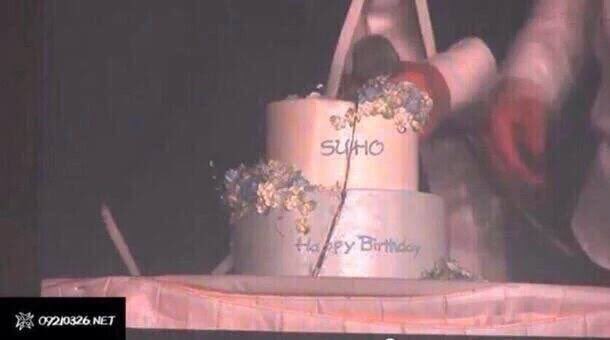 oshcuddles's tweet photo. Jongin cutting the cake in half in the latest KAIst video. EXO cutting the cake in half will never end 😂 https://t.co/19ZH5t10vX