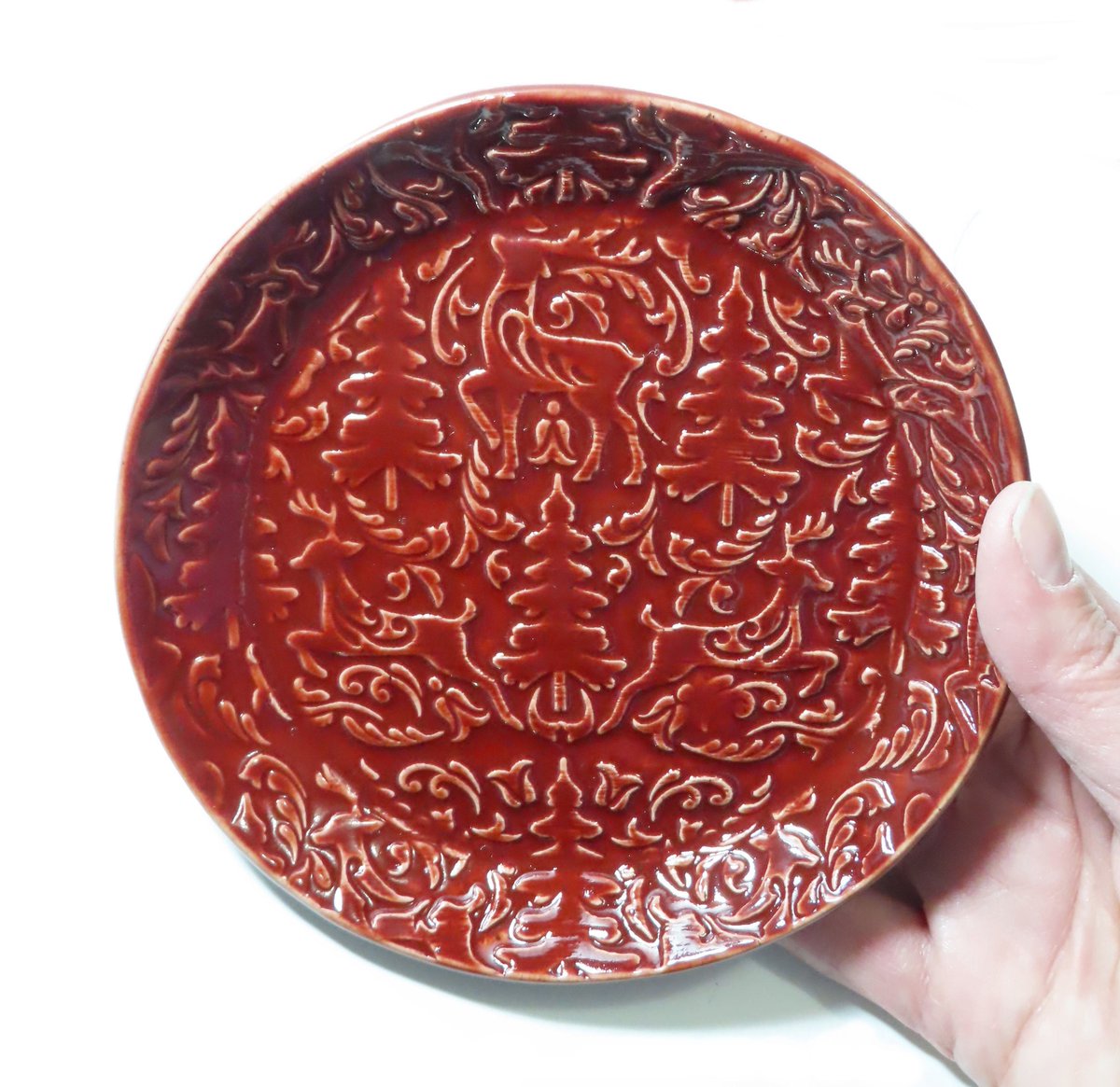 JKCJewelry's tweet photo. Red Ceramic Christmas Tree Deer Plate, Pottery Dish, Handmade Pottery, Home Décor, Winter Dish, Cookie Plate, Holiday Small Plate https://t.co/CZu8pCjJCB #pottery #Etsyfinds #art #ceramics #RoundDish https://t.co/TpSYG83uxG