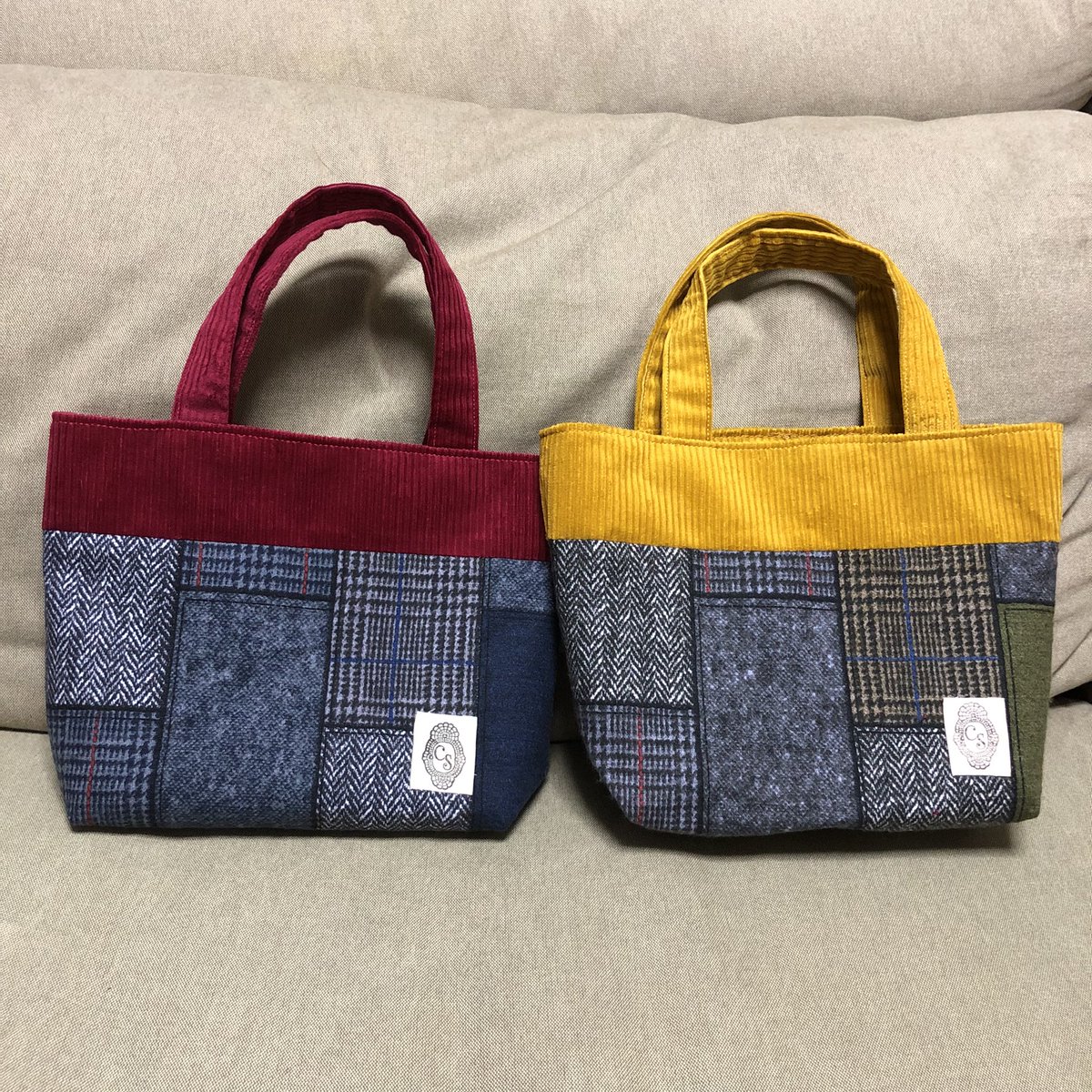 823_chan's tweet image. 布部屋を片付けてたら可愛い冬用の布が出てきたので、パッチ風の布とコーデュロイを組みあわせてお散歩トートを作った。内側にファスナー付きとオープンのダブルポケットで機能的に。
柄の出方でずいぶん変わるね。
#CSFACTORY