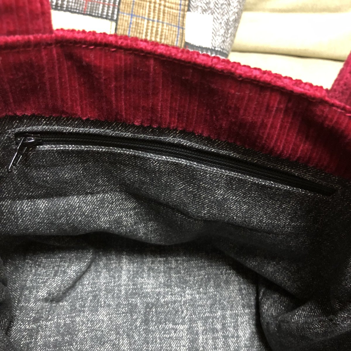823_chan's tweet image. 布部屋を片付けてたら可愛い冬用の布が出てきたので、パッチ風の布とコーデュロイを組みあわせてお散歩トートを作った。内側にファスナー付きとオープンのダブルポケットで機能的に。
柄の出方でずいぶん変わるね。
#CSFACTORY