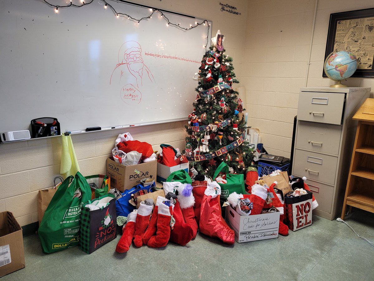 bbillardmar's tweet photo. Stockings for @choicesforyouth donated by HTH students being delivered by our own HTH elves @hthtigers  @NLESDCA https://t.co/0PGf1vcIxd