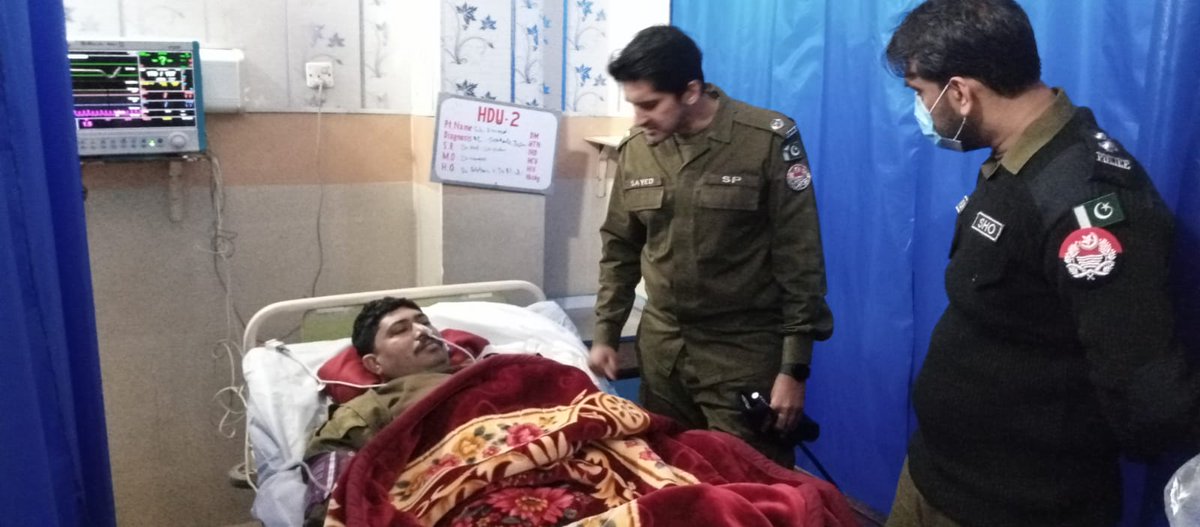 spmodeltown's tweet photo. ایس پی ماڈل ٹاؤن صاعد عزیز کی زخمی کانسٹیبل اللہ وارث کی تیمارداری کیلئے سروسز ہسپتال آمد، کانسٹیبل اللہ وارث گزشتہ رات اپنے پسٹل کی اچانک گولی چل جانے سے زخمی ہوگیا تھا، ڈاکٹرز سے بہترین علاج ومعالجے کی درخواست کی، "لاہور پولیس فیملی کی مانند ہے اور میرے جوان، میری طاقت ہیں" https://t.co/kJJl2Db6Ta