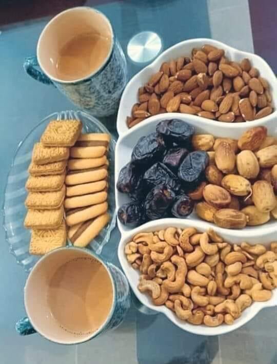 nspti_'s tweet photo. لمس کی آنچ پہ جذبوں نے ابالی چائے
عشق پیتا ہے کڑک چاہتوں والی چائے
کیتلی ہجر کی تھی غم کی بنالی چائے
وصل کی پی نہ سکے ایک پیالہ چائے
ہم نے مشروب سبھی مضر صحت ترک کیے
بھئ ایک چھوری نہ گئی ہم سے یہ سالی چائے 

#چائے_افسانہ
#اردو
#چائےوالی https://t.co/GlqhDFtzBg