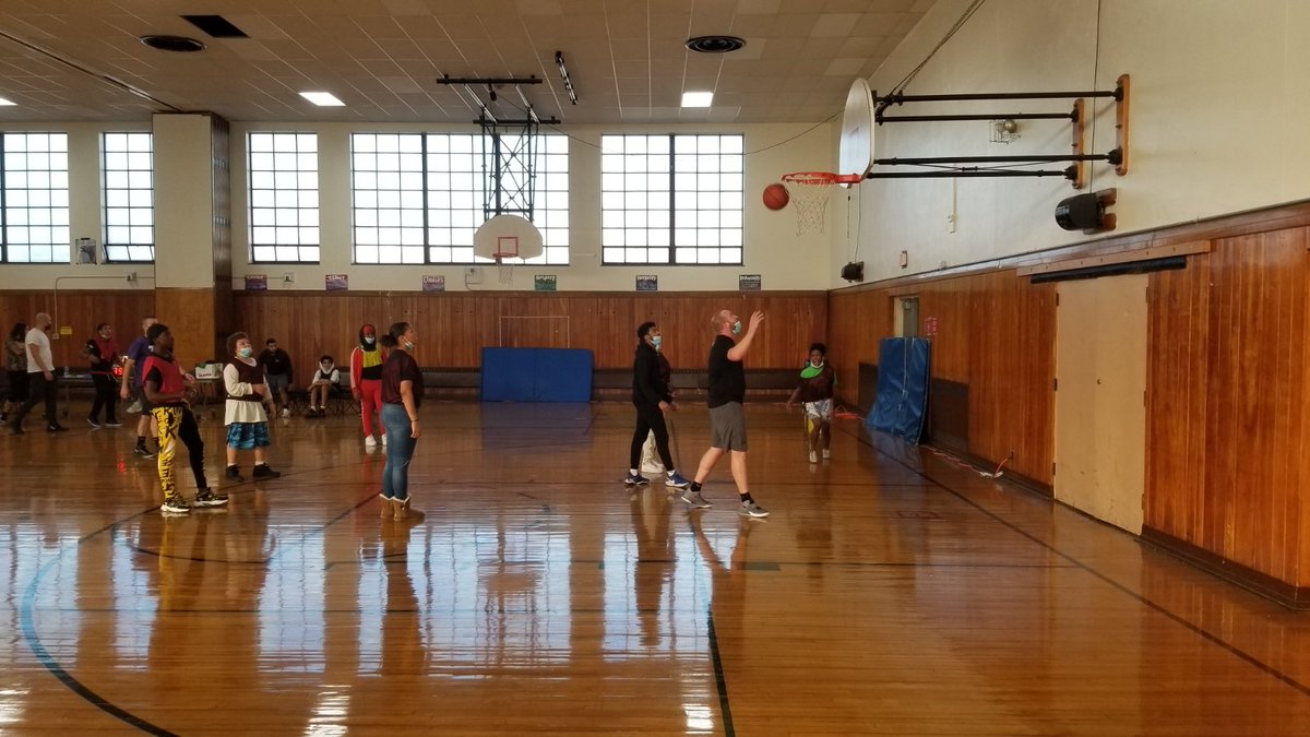 At Syracuse STEM we had grade level incentives for our students.  This included arts & crafts, board games, and students versus staff basketball games. Here are some pictures from the day. #GoSTEMLions #SCSDSuccess @STEMatBlodgett @SyracuseSchools https://t.co/9gPwss0edb