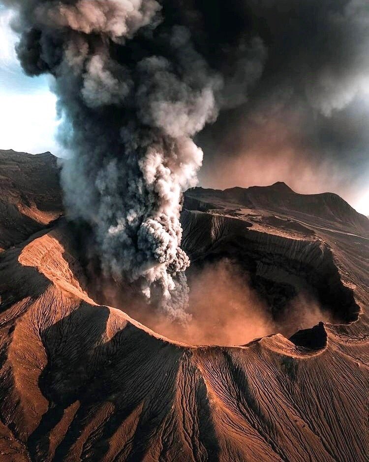 akabemedya's tweet photo. #tabiatayetleri | Aso Dağı
Japonya'nın Kumamoto prefektörlüğünde bulunan bir aktif yanardağdır. 1,592 metre yüksekliği ile Japonya'nın ve dünyanın en büyük aktif yanardağıdır ve Aso Kujū Millî Parkı sınırları içerisinde yer almaktadır.
Fotoğraf: #maxmuench https://t.co/VsiY8jkNGZ