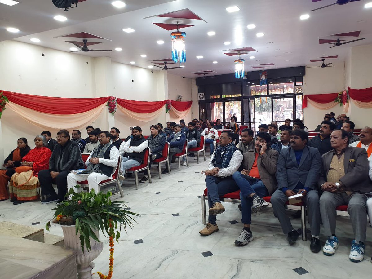 जन विश्वास यात्रा की तैयारियों को लेकर मेरठ में दक्षिण विधानसभा की बैठक ली।