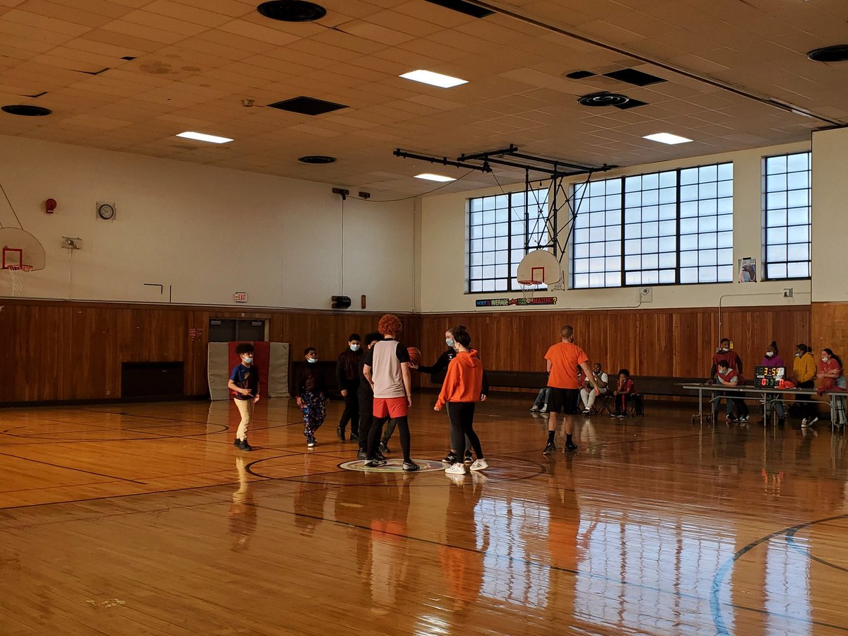At Syracuse STEM we had grade level incentives for our students.  This included arts & crafts, board games, and students versus staff basketball games. Here are some pictures from the day. #GoSTEMLions #SCSDSuccess @STEMatBlodgett @SyracuseSchools https://t.co/7IzLpPjxLK