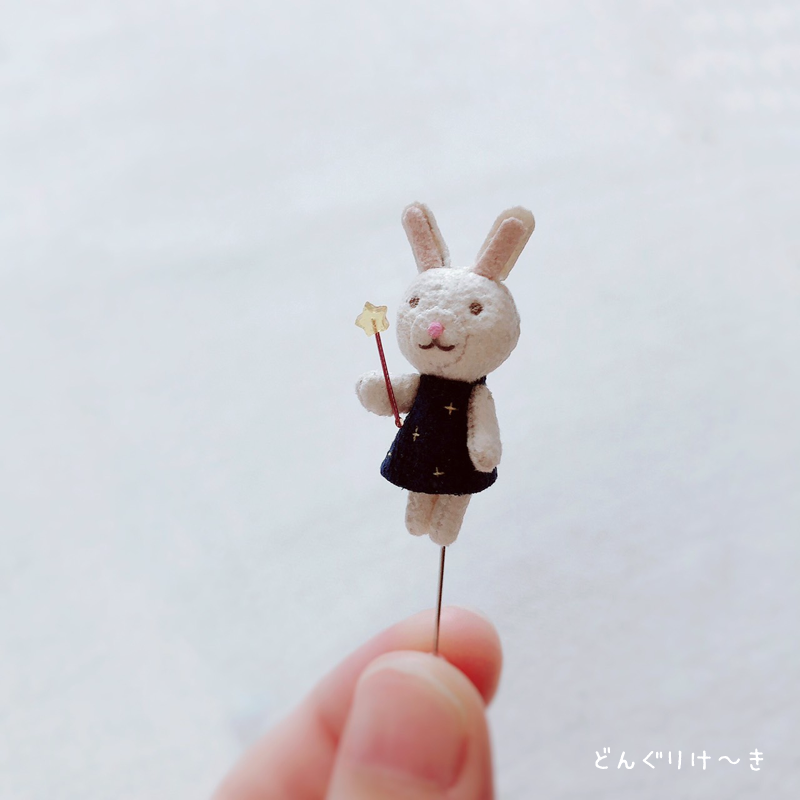 donguricake's tweet photo. 星うさぎのぬいぐるみを作りました🐰🌟
大きさは約３．３ｃｍ（耳を含む）です

こちらのぬいぐるみを12月22日(水)20時30分〜
どんぐりけ〜きのminneショップで販売いたします
https://t.co/EQAckIAsVy 
#ミニチュア https://t.co/BFAQDkj4gk