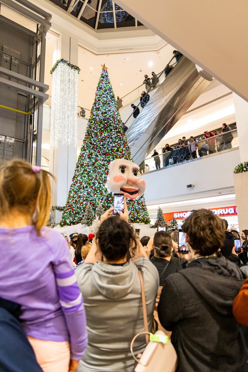 micmacmall's tweet photo. I feel a bit like a celebri-tree these days. It’s been a magical month at #MicMacMall, seeing old friends and meeting new ones.
Did you and your family come to visit me? I would love to see your photos– use #WoodyTheTalkingChristmasTree so we can see your beau-tree-ful pictures📸 https://t.co/NuaXGaSoOL
