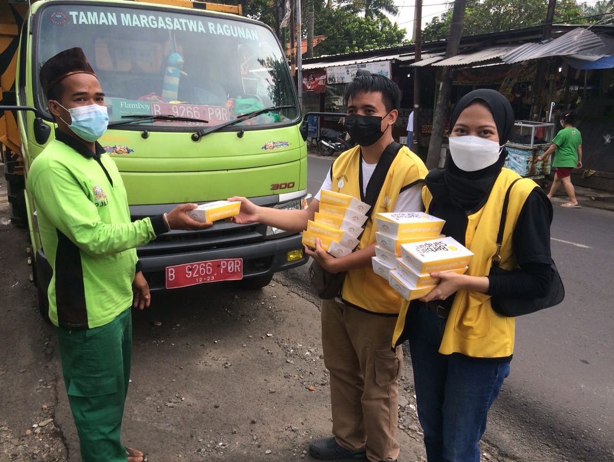 louist_id's tweet photo. Thank you for your donation! ๐
This morning our team and @.berbagisarapanofficial distributed the first hundred out of 600 breakfast meals ๐ณ๐ฅ #369Project https://t.co/mBSGtpbdHP