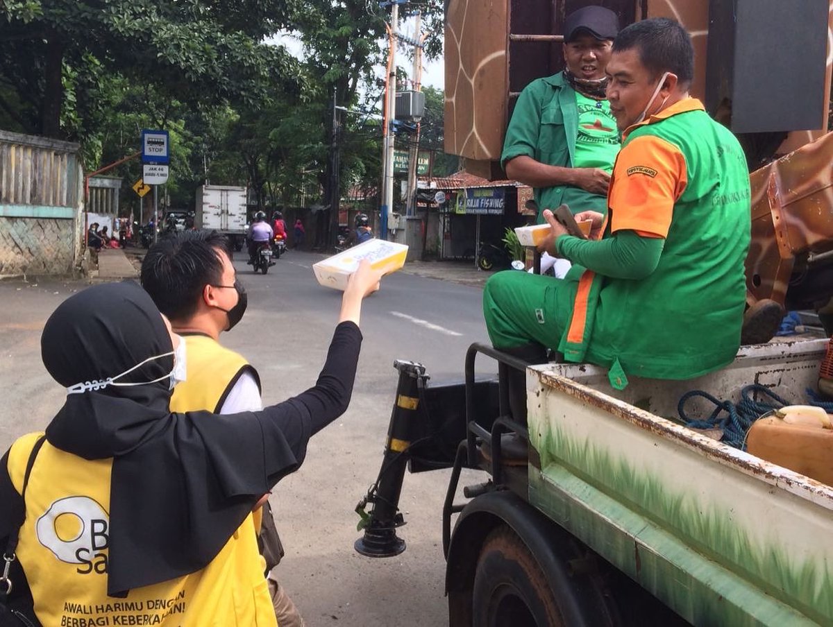 louist_id's tweet photo. Thank you for your donation! ๐
This morning our team and @.berbagisarapanofficial distributed the first hundred out of 600 breakfast meals ๐ณ๐ฅ #369Project https://t.co/mBSGtpbdHP