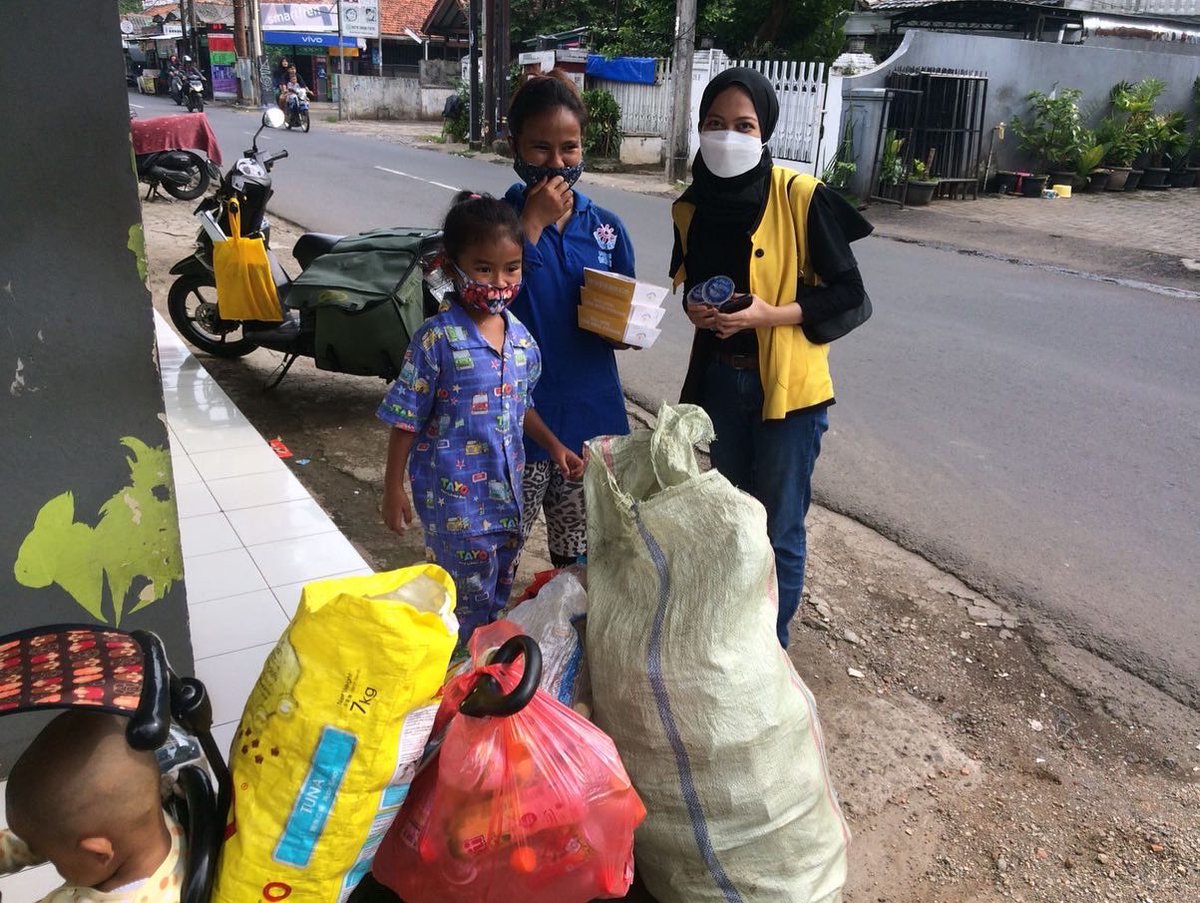 louist_id's tweet photo. Thank you for your donation! ๐
This morning our team and @.berbagisarapanofficial distributed the first hundred out of 600 breakfast meals ๐ณ๐ฅ #369Project https://t.co/mBSGtpbdHP