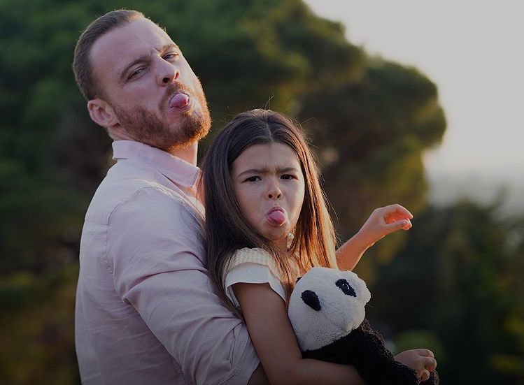 SenCalKapimiBr's tweet photo. SÇK ✨

• #SenÇalKapımı • #HandeErçel •
      • #KeremBürsin • #EdSer • https://t.co/KpWHomFd5g