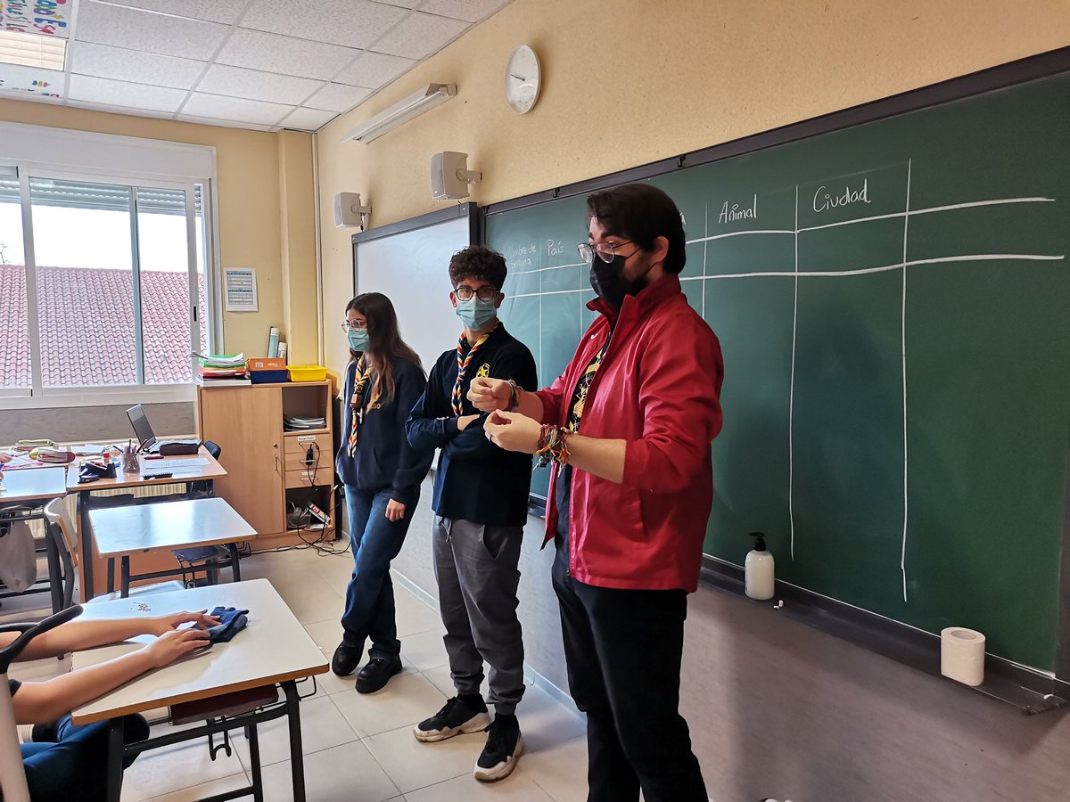 Carl0sTercer0's tweet photo. Muchas gracias a #AsociaciónQcn y @Scout_Raso por explicar a nuestros alumnos/as de 6°Primaria la labor que hacen sus asociaciones desinteresadamente en favor de los niños/as y jóvenes (familias) de #Aranjuez #VISemanaConvivenciaCarlosIII #ItIsPossible. https://t.co/j6xVy9otFe
