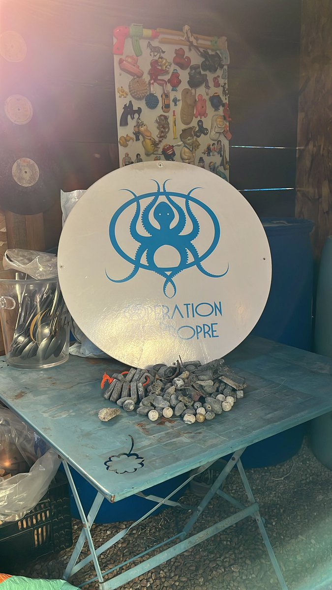 Lucien_Tanghe's tweet photo. Un vrai plaisir de voir @MerPropre en vrai à @antibes_jlp pour y apporter les plombs de pêche collectés lors des plongées cette année.

@FondationMer @surfridereurope @localscaleorg 
#merpropre #mer #surfrider https://t.co/b2tHajTWEL