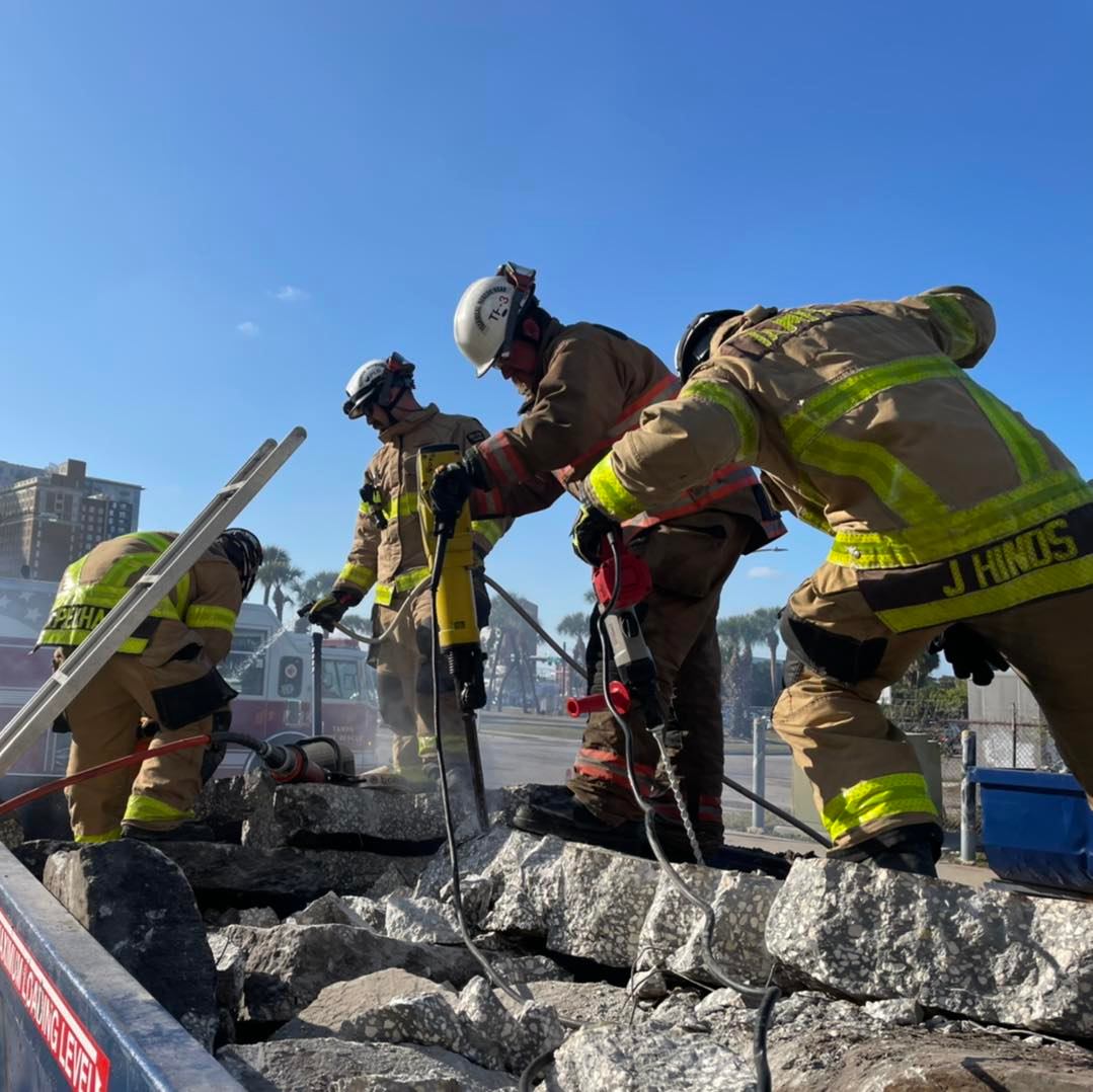 LION_Gear's tweet photo. TAMPA FIREFIGHTERS TAKE ADVANTAGE OF CONSTRUCTION WORK TO CREATE A USAR TRAINING OPPORTUNITY | Way to make construction work also work for you, Tampa Fire! π
#USARtraining #teachablemoments #VForce #readyforaction
(π·: @TampaFireRescue) https://t.co/30iQxEL3K9