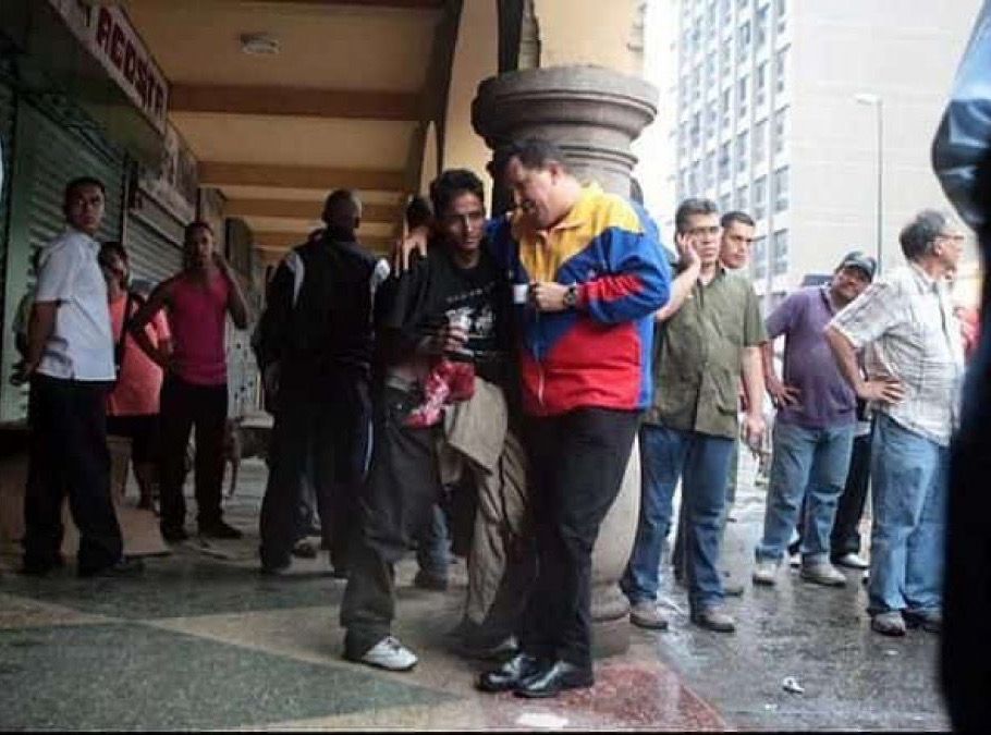 NicolasMaduro's tweet photo. Lamento la partida física de Oliver Ernesto Garzón, un joven humilde y de gran corazón que inspiró al Comandante Chávez a crear la @MNegraHipolita, instrumento que es símbolo de humanismo y amor revolucionario. Mis condolencias a sus familiares. ¡Descansa en Paz, compañero! https://t.co/3U3vEvC5pr