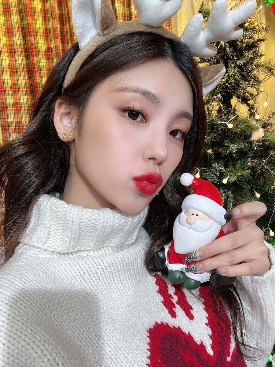 UNIVERSEITZY's tweet photo. ITZY’s Selfie for MlDZY https://t.co/rGN5xncvBo