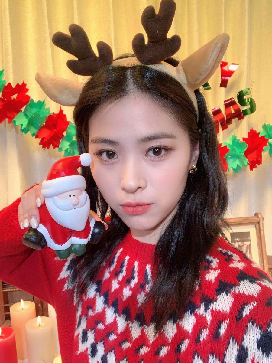 UNIVERSEITZY's tweet photo. ITZY’s Selfie for MlDZY https://t.co/rGN5xncvBo
