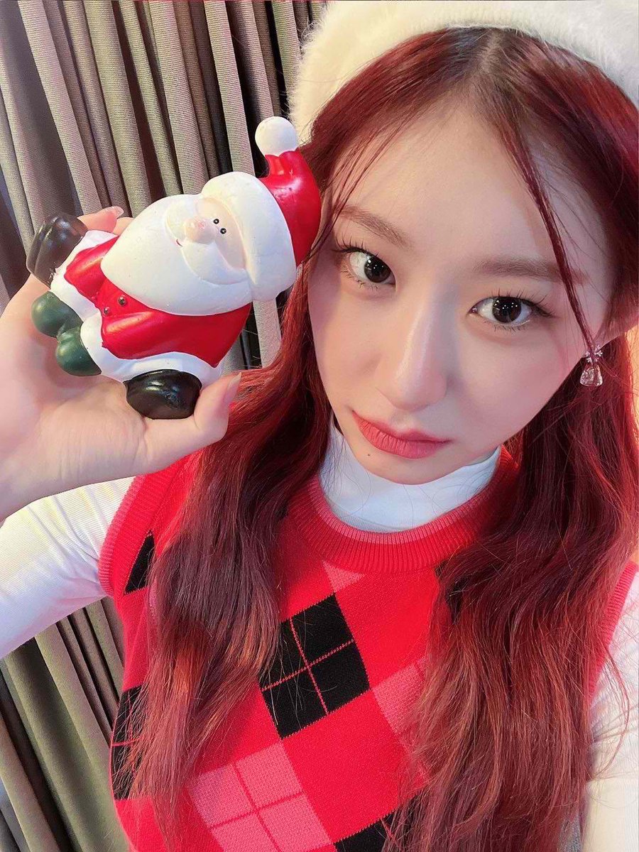 UNIVERSEITZY's tweet photo. ITZY’s Selfie for MlDZY https://t.co/rGN5xncvBo
